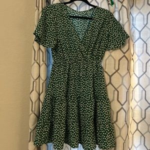 Green dress with daisy print. Flutter sleeve, elastic waist. Size M.